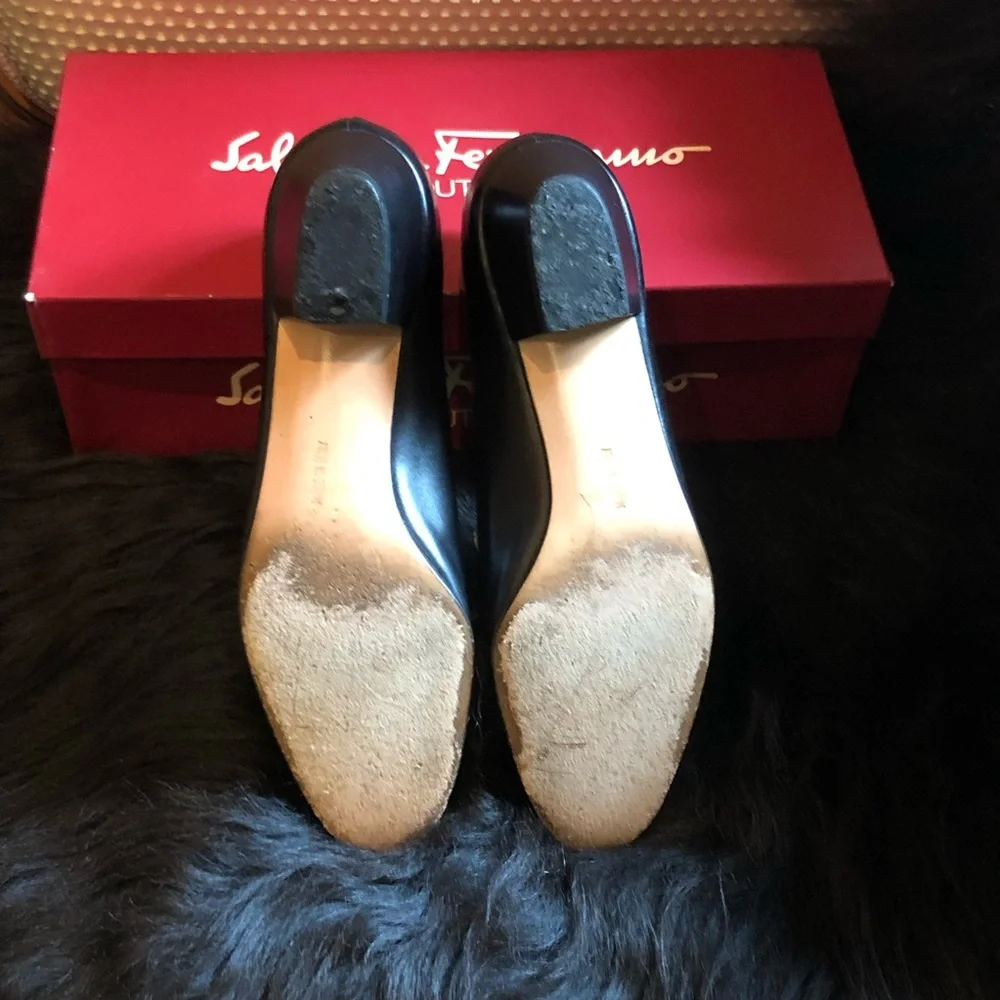 Salvatore Ferragamo Vara Pump Size 7B in Nero Calfskin - Picture 15 of 16